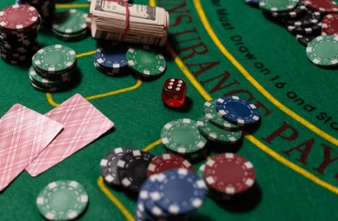 Pemandangan meja Live Baccarat bobatoto dengan dealer dan aliran kamera multi-sudut